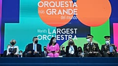 Presidente da Venezuela assiste a interpretação da Orquestra Juvenil que estabeleu recorde do Guinness