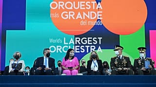 Presidente da Venezuela assiste a interpretação da Orquestra Juvenil que estabeleu recorde do Guinness
