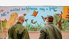 Rabok csodálják a festményüket