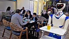Roboter-Bedienung im Restaurant White Fox in Mossul