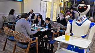 Roboter-Bedienung im Restaurant White Fox in Mossul