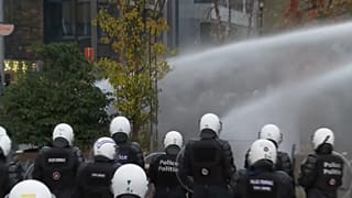 A korlátozások és az oltás dilemmája osztja meg a belga társadalmat