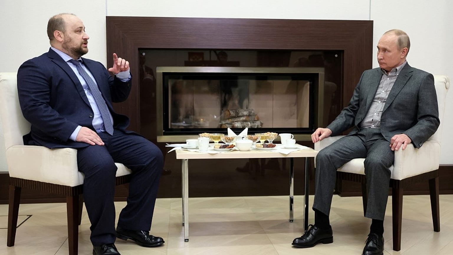 Putin con Denis Logunov, vice direttore scientifico del Gamaleya Research Institute 