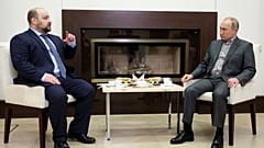 Putin con Denis Logunov, vice direttore scientifico del Gamaleya Research Institute 