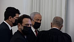 رئيس الوزراء الإسرائيلي السابق بنيامين نتانياهو، يحيط به محامون قبل شهادة نير حيفتس، مساعد سابق، في محاكمة فساد في المحكمة الجزئية في القدس الشرقية القدس ا