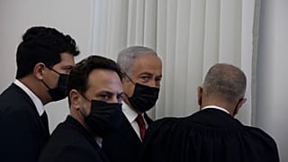 رئيس الوزراء الإسرائيلي السابق بنيامين نتانياهو، يحيط به محامون قبل شهادة نير حيفتس، مساعد سابق، في محاكمة فساد في المحكمة الجزئية في القدس الشرقية القدس ا