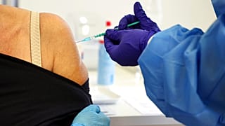 A Moderna harmadik adagjával oltanak be e gy nőt Németországban, Gerában november 21-én, vasárnap
