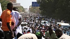 متظاهرون سودانيون ينددون بالانقلاب خارج القصر الرئاسي في الخرطوم، السبت 16 أكتوبر 2001