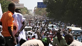 متظاهرون سودانيون ينددون بالانقلاب خارج القصر الرئاسي في الخرطوم، السبت 16 أكتوبر 2001