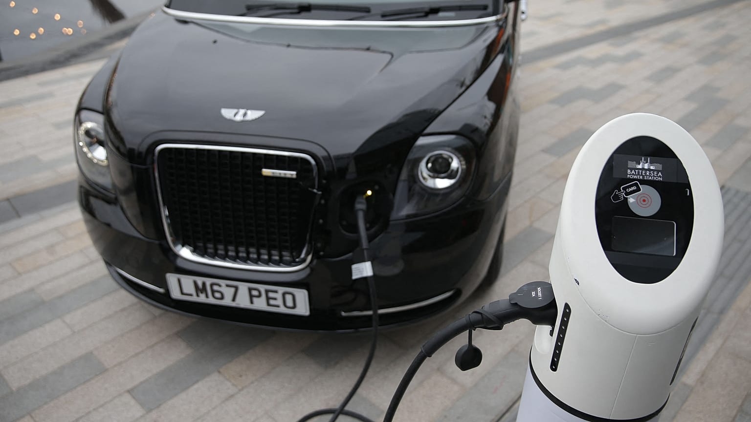 Ein britisches Taxi mit Elektroantrieb wird aufgeladen
