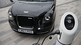 Ein britisches Taxi mit Elektroantrieb wird aufgeladen