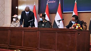 عبد الله حمدوك الذي أطيح به في انقلاب الشهر الماضي، يجلس إلى جانب اللواء عبد الفتاح البرهان، لتوقيع اتفاق يعيده رئيسا للوزراء، بالخرطوم، السودان، الأحد 21 نوفمبر 2021