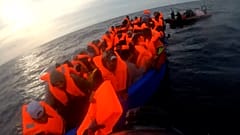 NoComment : 107 exilés sauvés des eaux par le Sea-Watch 4 en Méditerranée