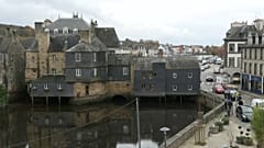 Vista de uno de los lados del puente de Rohan, en Landerneau, Francia.