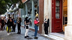 Personas presentando su certificado de vacunación en una tienda en Atenas (Grecia). (Archivo).