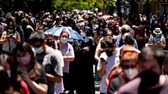 Cientos de personas hacen cola en Santiago de Chile para poder votar durante los comicios del pasado 21 de noviembre.