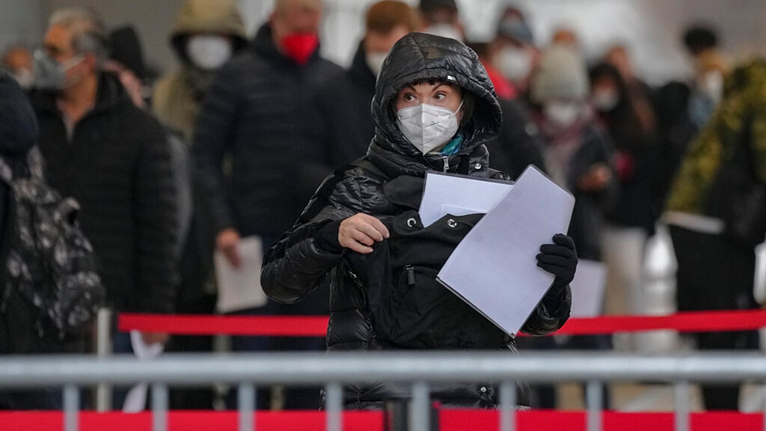 Elítélte a vakcinaellenes tüntetések rendbontóit a holland kormányfő