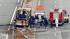 L'autobus sventrato dalle fiamme, nei pressi del villaggio di Bosnek (Bulgaria). 