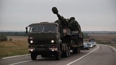Ukrayna sınırına obüs taşıyan bir Rus askeri kamyonu (arşiv) 