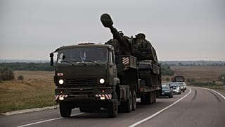Ukrayna sınırına obüs taşıyan bir Rus askeri kamyonu (arşiv) 