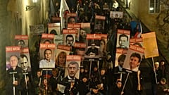  مردم با در دست داشتن پلاکاردهایی که بر روی آن نوشته شده «خیانت به ملت» علیه محدودیتهای دولت چک در برابر واکسینه نشده ها تظاهرات کردند