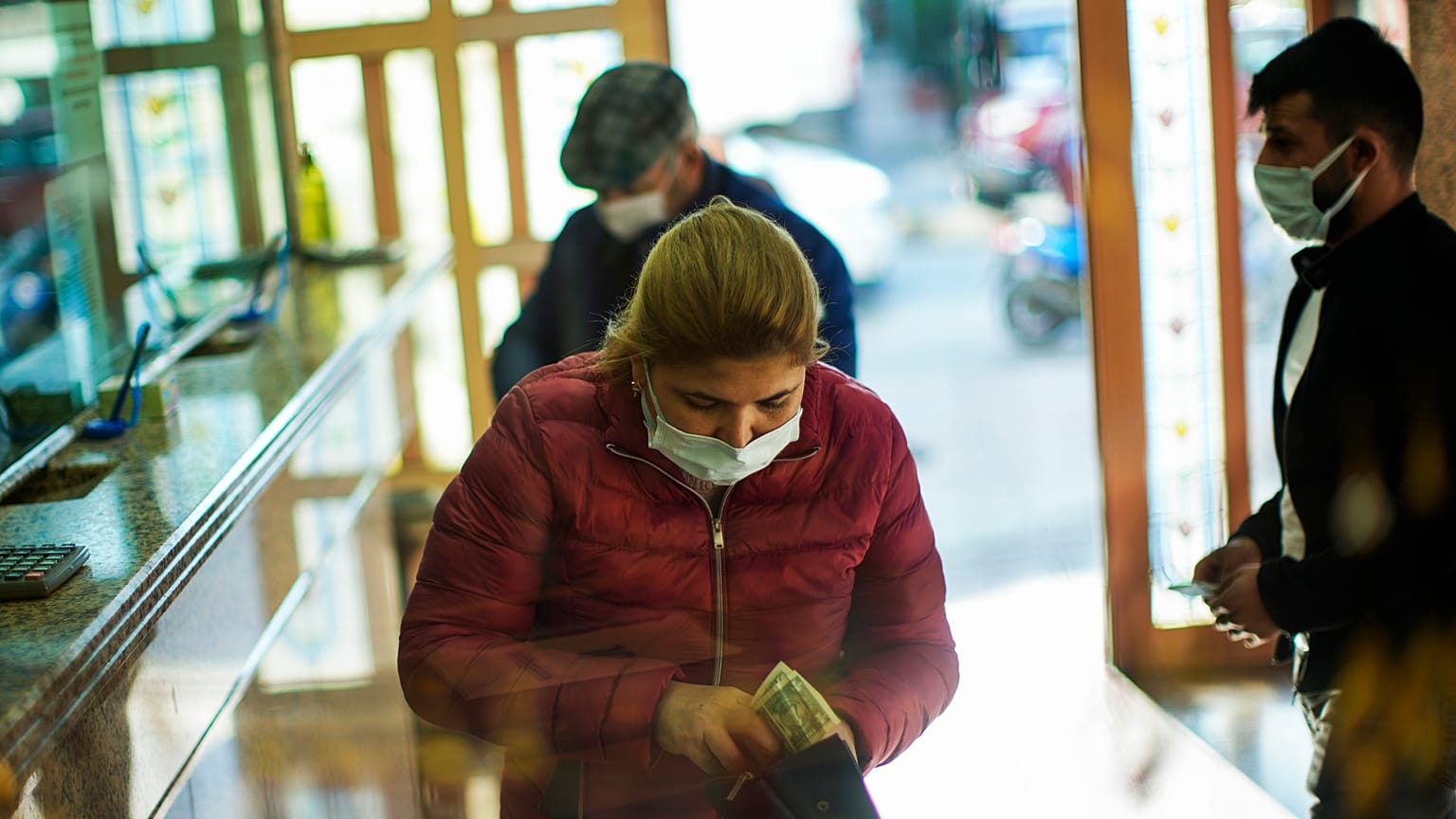 İstanbul'da bir döviz bürosunda vatandaşlar dolar alıyor