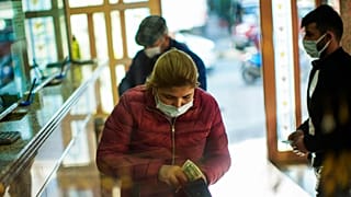 İstanbul'da bir döviz bürosunda vatandaşlar dolar alıyor