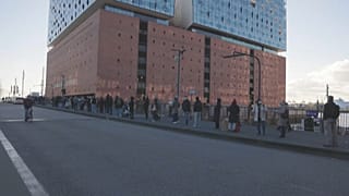 Tausende wollen sich in der Elbphilharmonie impfen lassen.