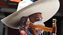 Fausto Villagrán lleva una estatua de Santa Cecilia, la patrona de la música, 22/11/2021, Ciudad de México, México