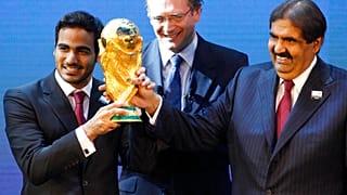 Mohamed bin Hamad Al-Thani, a katari bizottság elnöke és Hamad bin Khalifa Al-Thani sejk, Katar emírje Jerome Valcke, FIFA főtitkárral a bejelentés pillanatában, 2010-ben