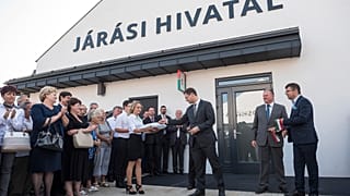 Gulyás Gergely miniszterelnökséget vezető miniszter átadja a kormányablak új épületét Kemecsén