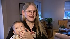Junge isländische Mutter mit ihrem Kind