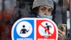 Пассажирка автобуса в Казани готовится показать свой QR-код контролёрам