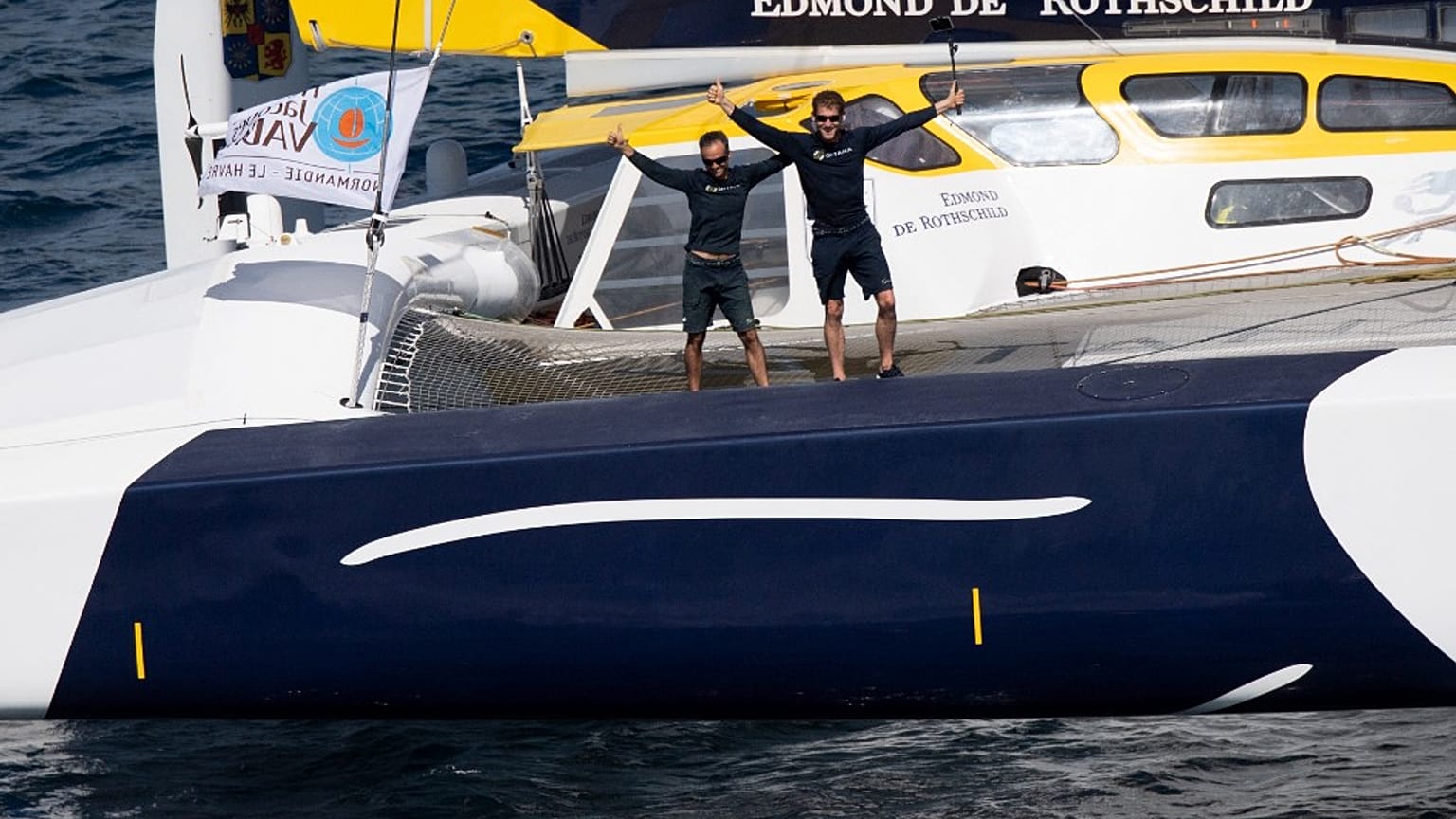 Les skippers Franck Cammas (à g.) et Charles Caudrelier, à leur arrivée à Fort-de-France (Martinique), le 23/11/2021