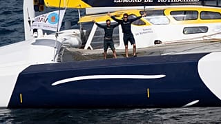 Les skippers Franck Cammas (à g.) et Charles Caudrelier, à leur arrivée à Fort-de-France (Martinique), le 23/11/2021