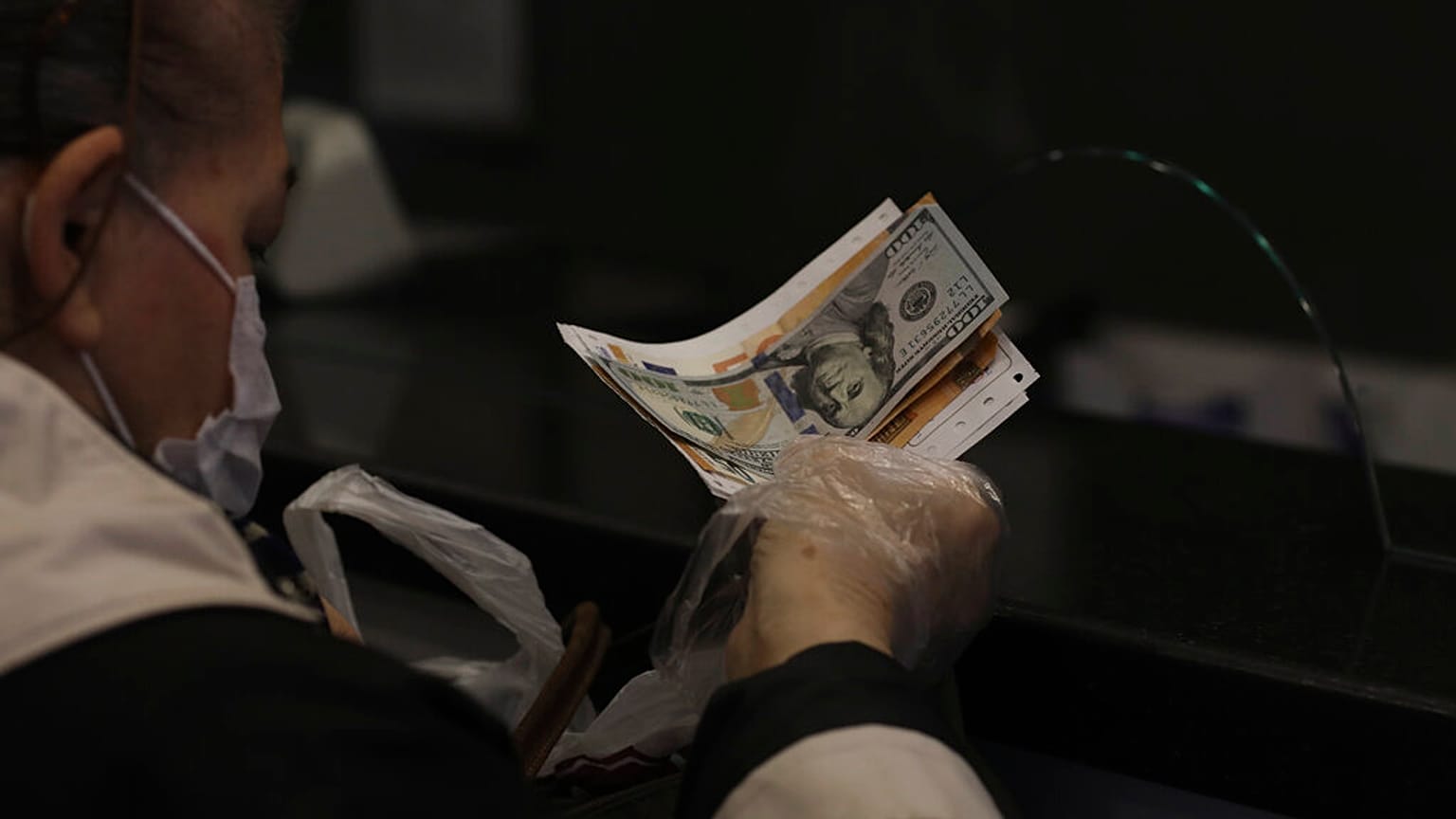 Dolar ve Euro Türk Lirası karşısında yükselişini sürdürüyor