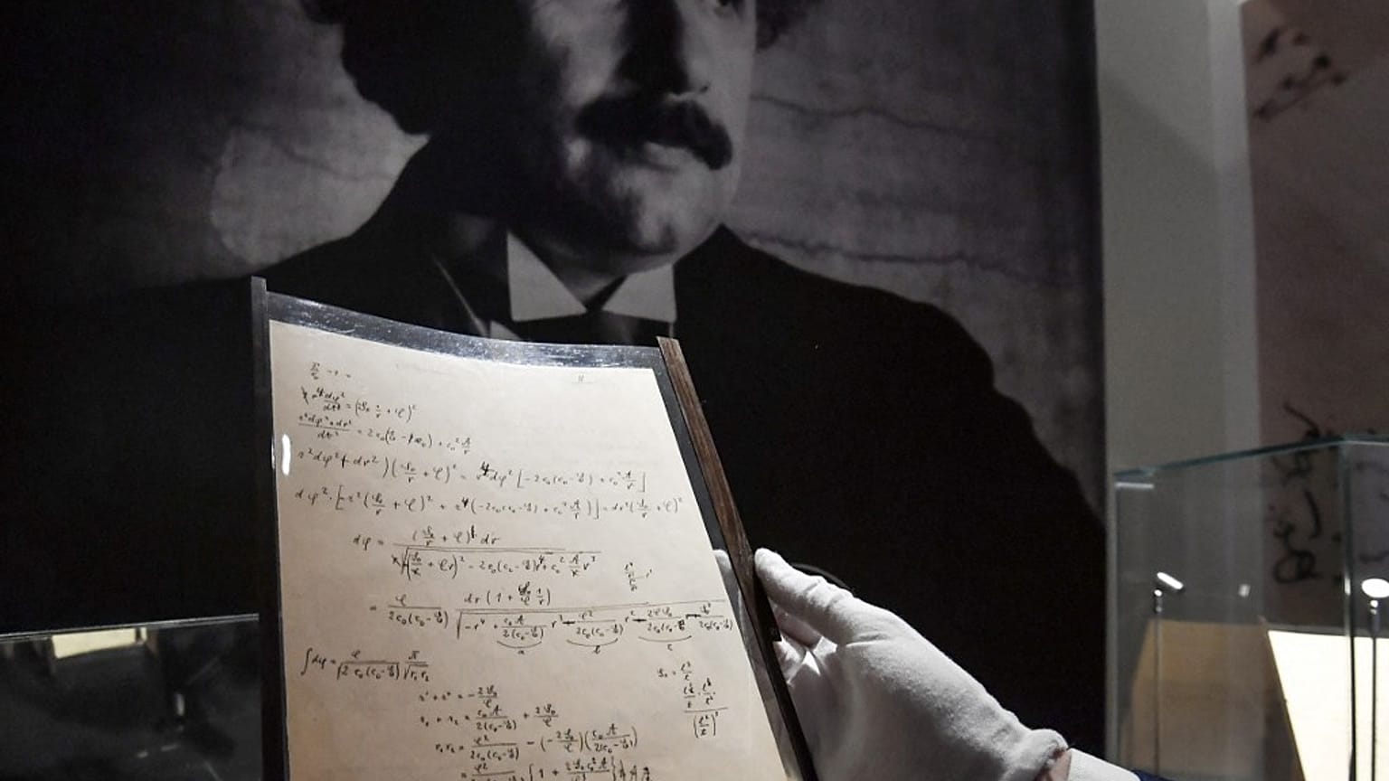 Une des pages du document scientifique rédigé par le physicien Albert Einstein, vendu aux enchères ce mardi à Paris - photo du 22/11/2021