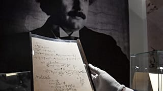 Une des pages du document scientifique rédigé par le physicien Albert Einstein, vendu aux enchères ce mardi à Paris - photo du 22/11/2021