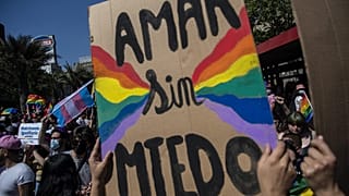 Pancarta durante el desfile del Orgullo en Santiago, Chile, el 13 de noviembre de 2021