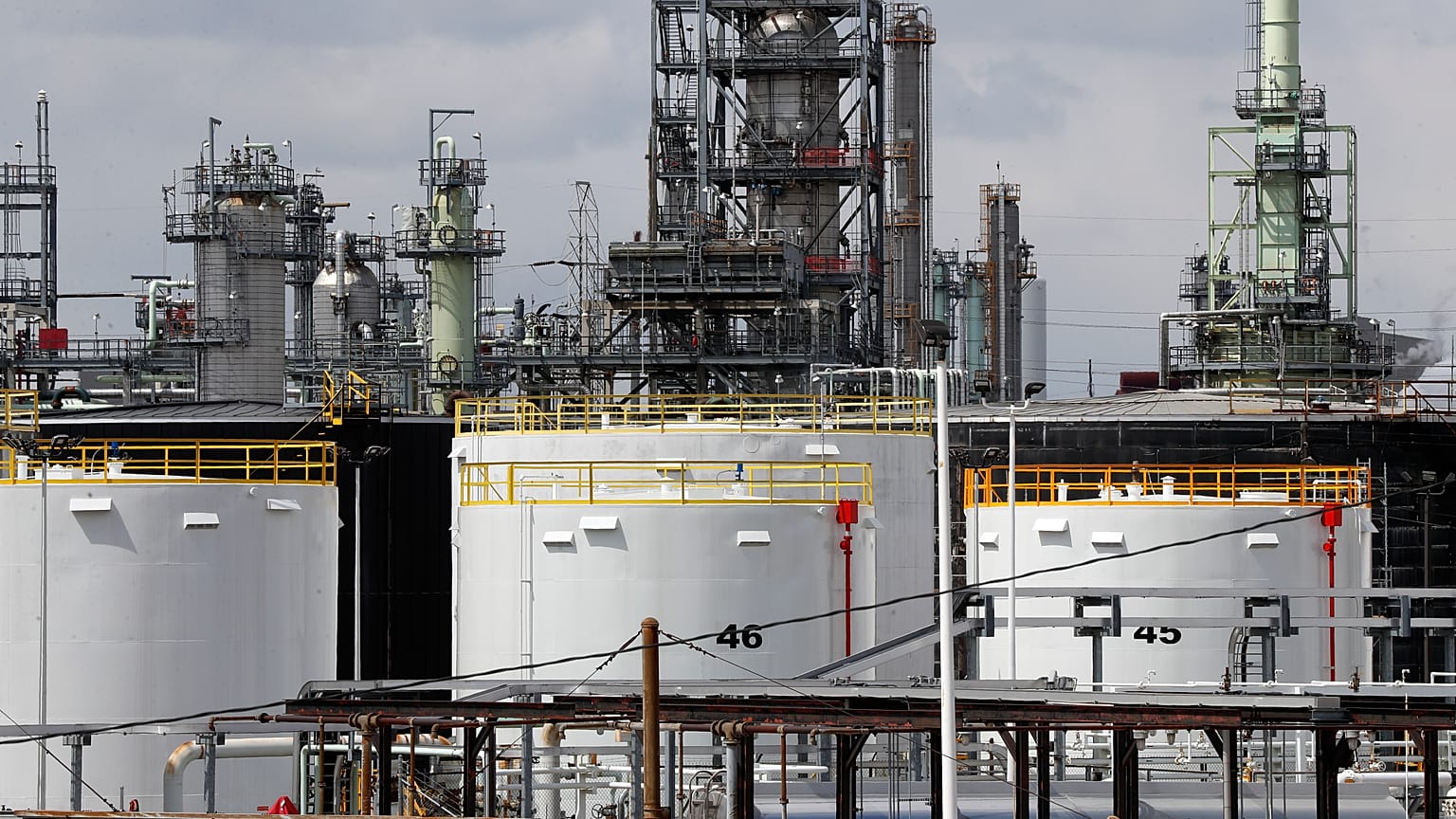 Нефтехранилище в Детройте (США), апрель 2020 года