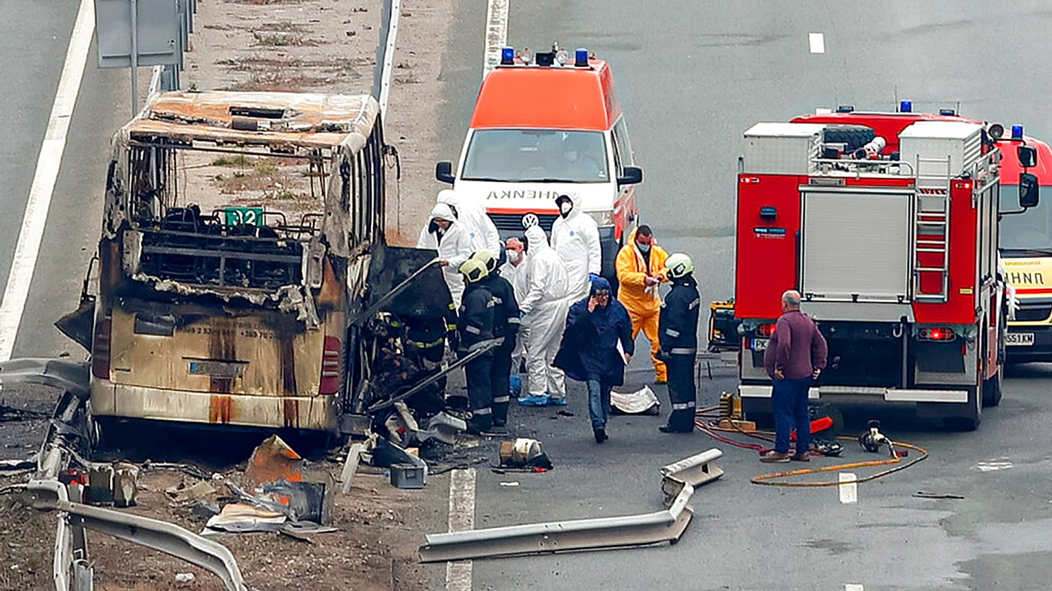 Carcasse calcinée du bus où 46 personnes ont trouvé la mort mardi 23 novembre en Bulgarie.  