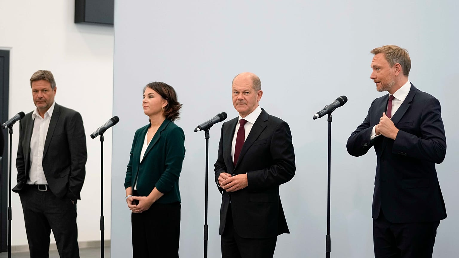 Social Democratic Party, SPD, chancellor candidate Olaf Scholz, second from right, the Green party leaders Annalena Baerbock, second from left, and Robert Habeck, left, and th