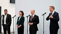 Social Democratic Party, SPD, chancellor candidate Olaf Scholz, second from right, the Green party leaders Annalena Baerbock, second from left, and Robert Habeck, left, and th