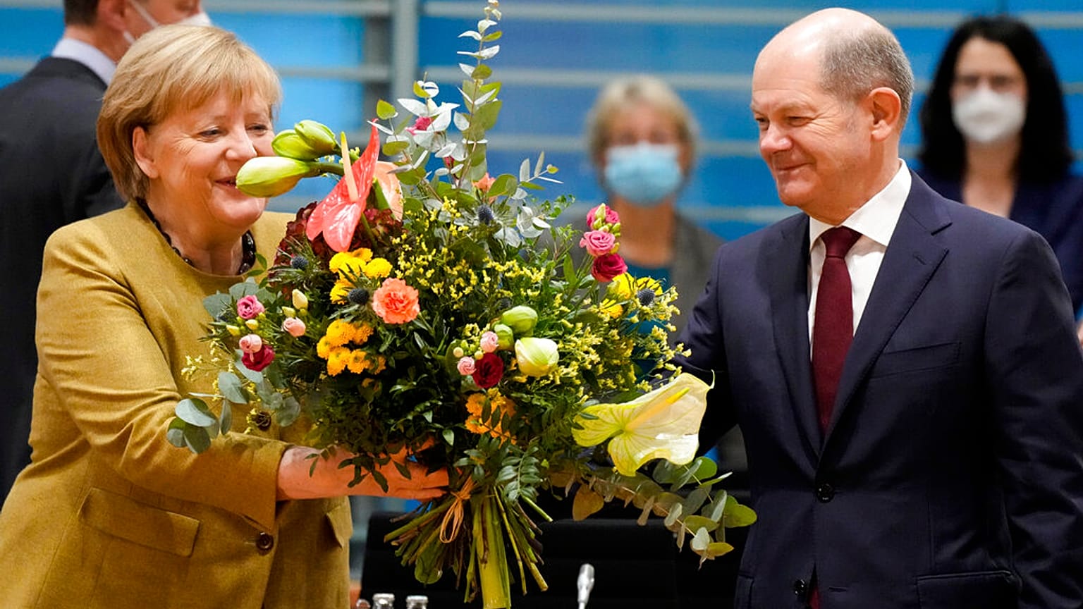 Başbakan Merkel ile görevi devralacak  Olaf Scholz (Arşiv)