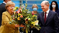 Başbakan Merkel ile görevi devralacak  Olaf Scholz (Arşiv)