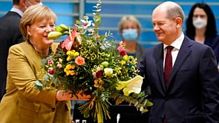 Başbakan Merkel ile görevi devralacak  Olaf Scholz (Arşiv)