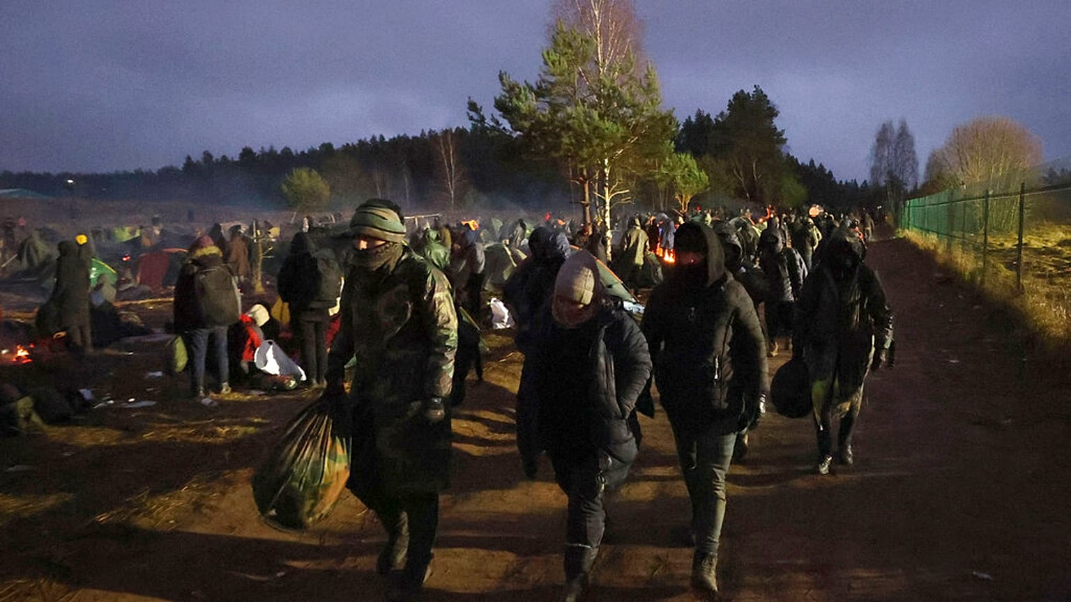 A belarusz-lengyel határ felé gyalogoló migránsok november 18-án