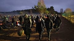 A belarusz-lengyel határ felé gyalogoló migránsok november 18-án