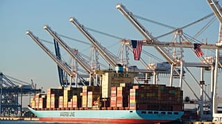 Schwierigkeiten in der weltweiten Lieferkette: Containerschiff im Hafen von Baltimore, USA