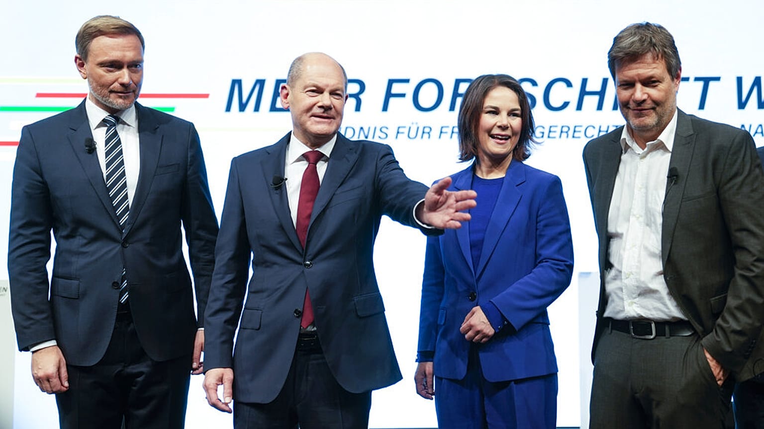 El líder socialdemócrata Olaf Scholz (2º por la izquierda) posa con los líderes verdes, Annalena Baerbock y Robert Habeck y con el liberal Christian Lindner (izquierda).